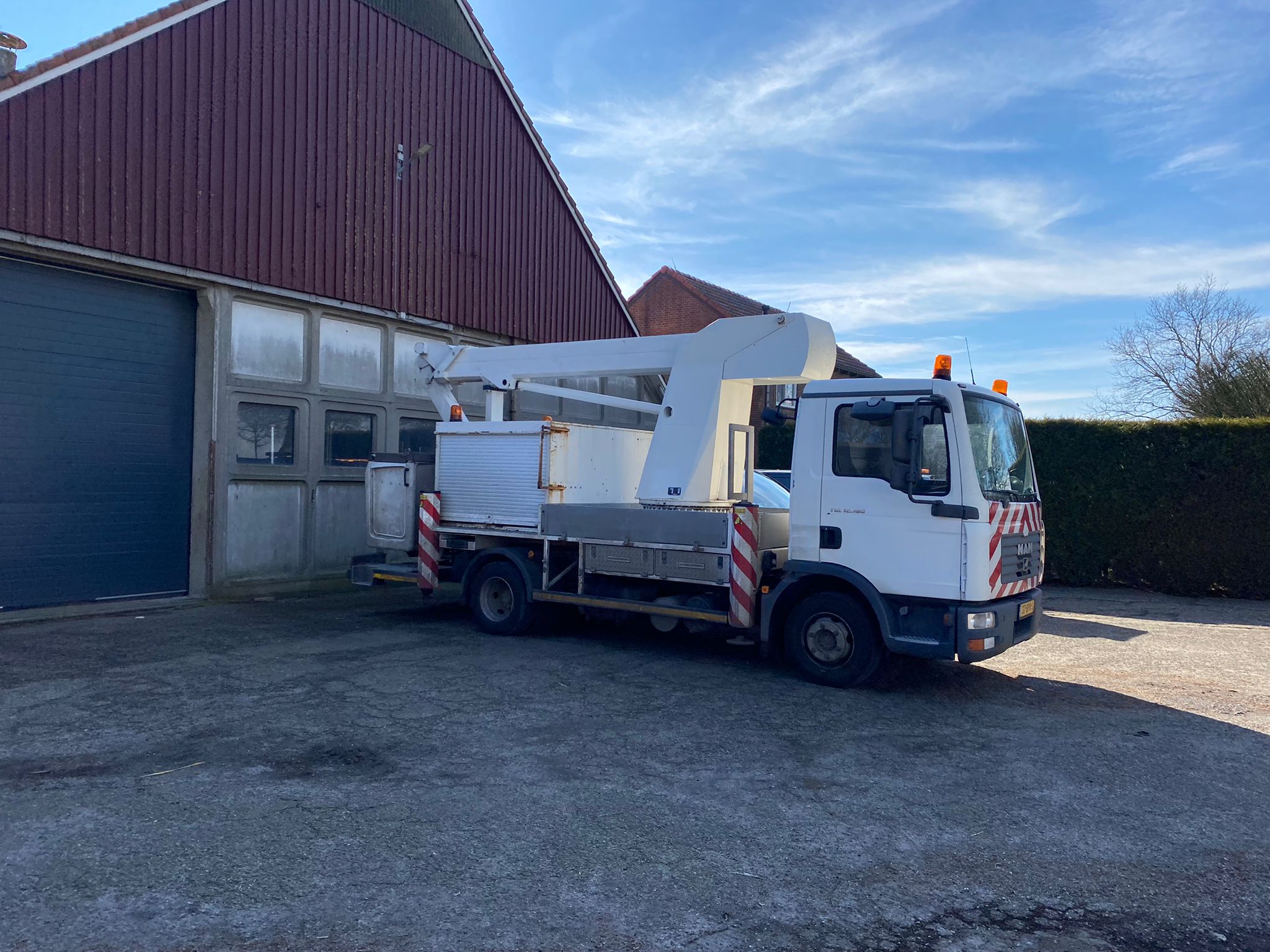 Vrachtwagen met hoogwerker